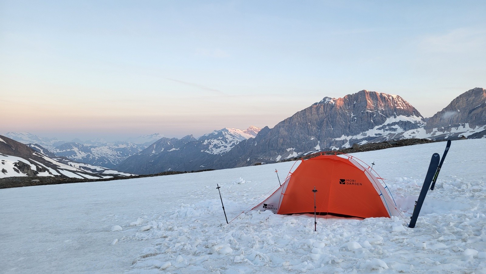 #10 J2 Le soleil se lève sur l4aiguille de la Grande Sassière J2 Le soleil se lève sur l4aiguille de la Grande Sassière