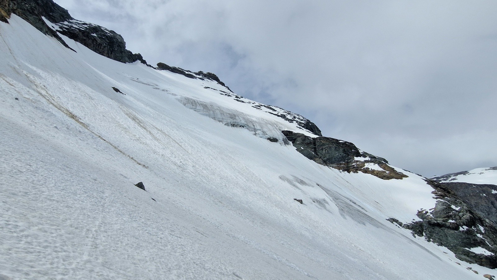 Au pied de la forteresse
