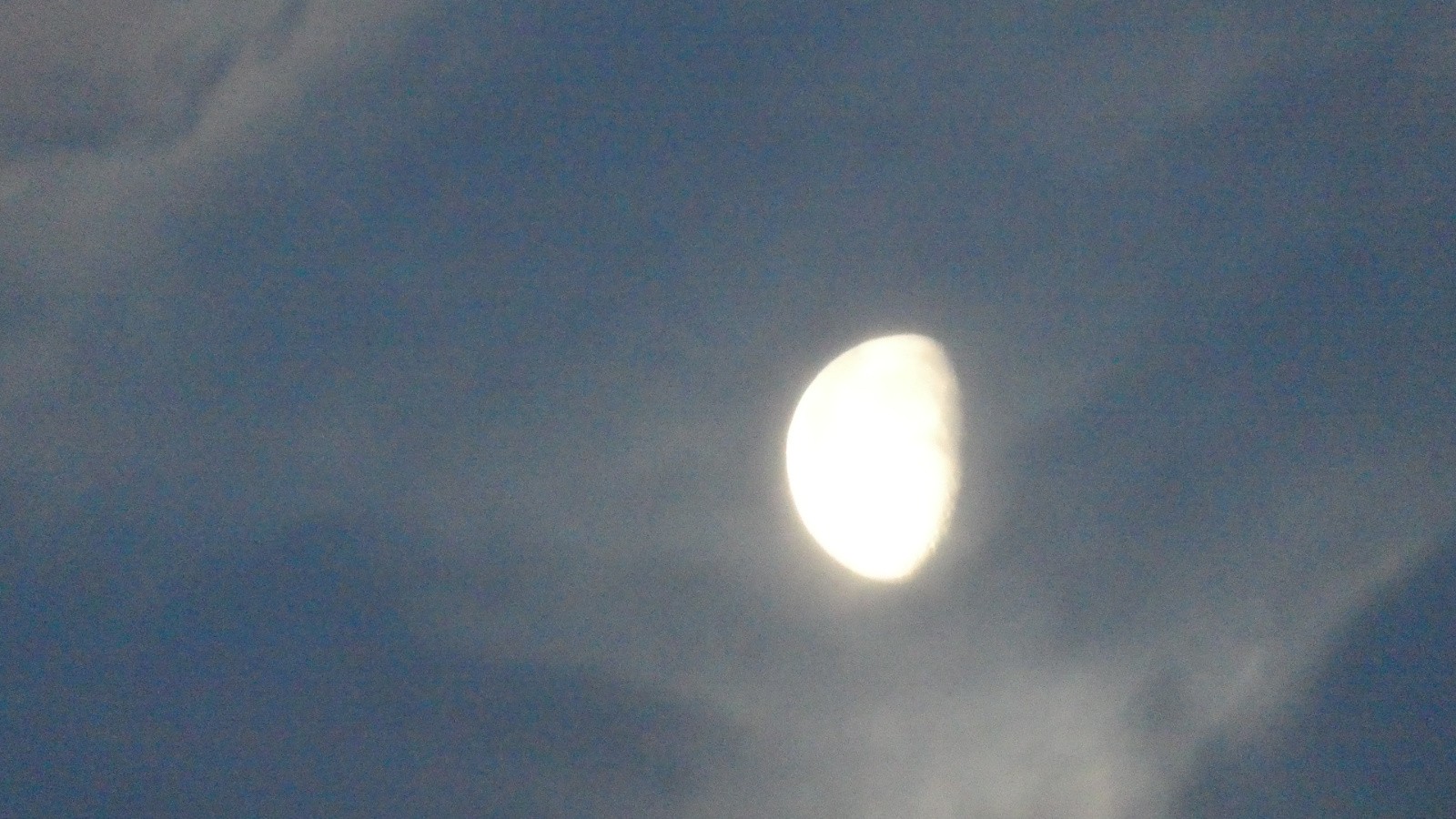 j2 - lune gibbeuse
