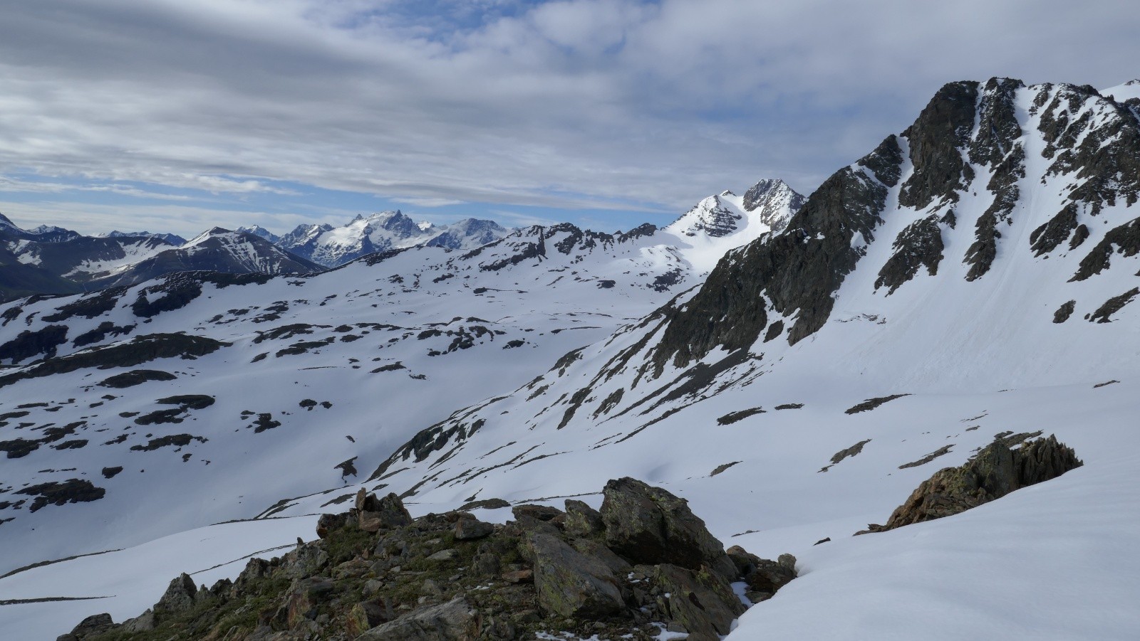 Vue sur l'axe de la descente de l'Aiguille de la Laisse