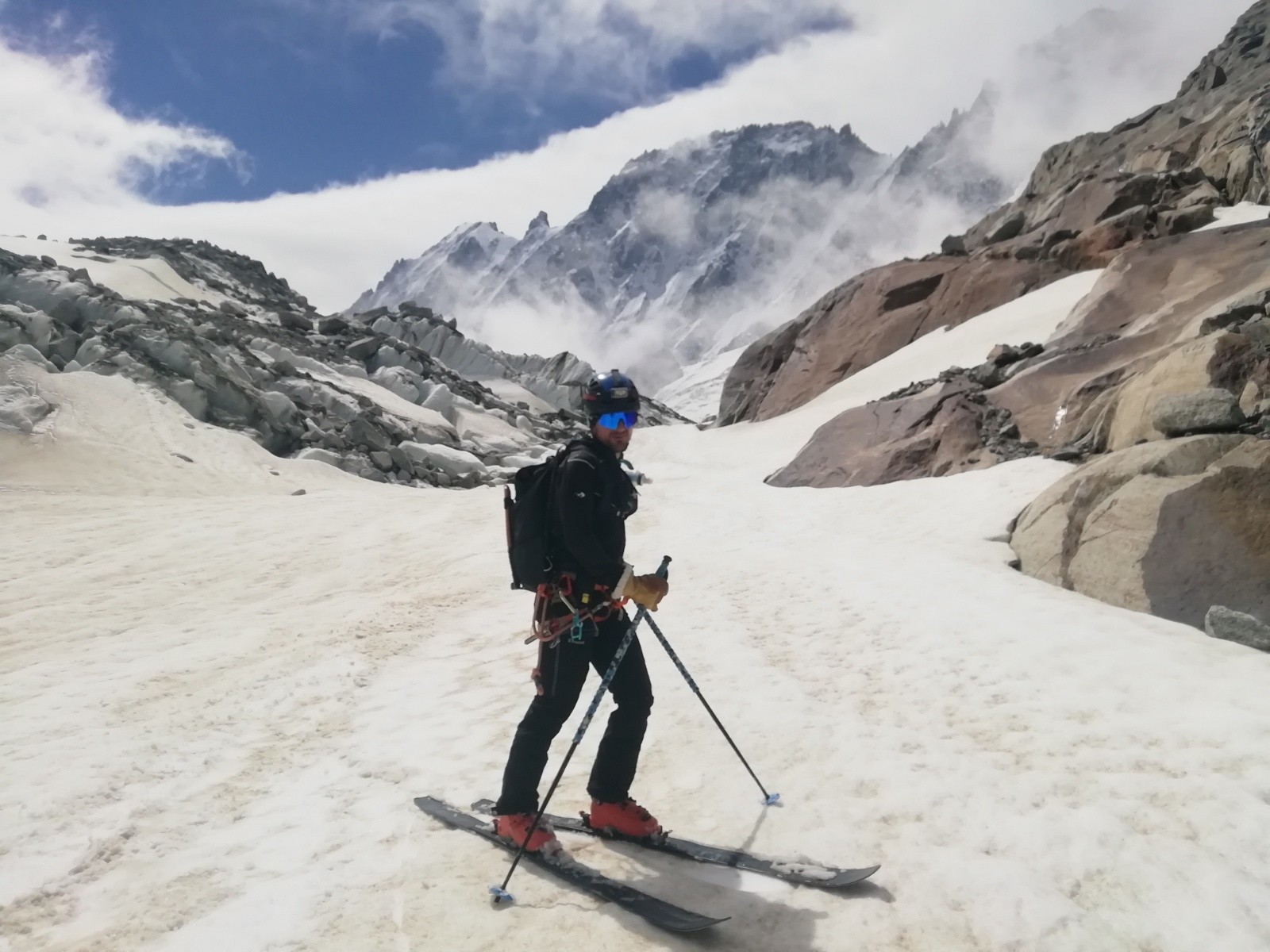 Ca skie bien en rive gauche du glacier.&nbsp;Le voile nuageux est toujours là!&nbsp;