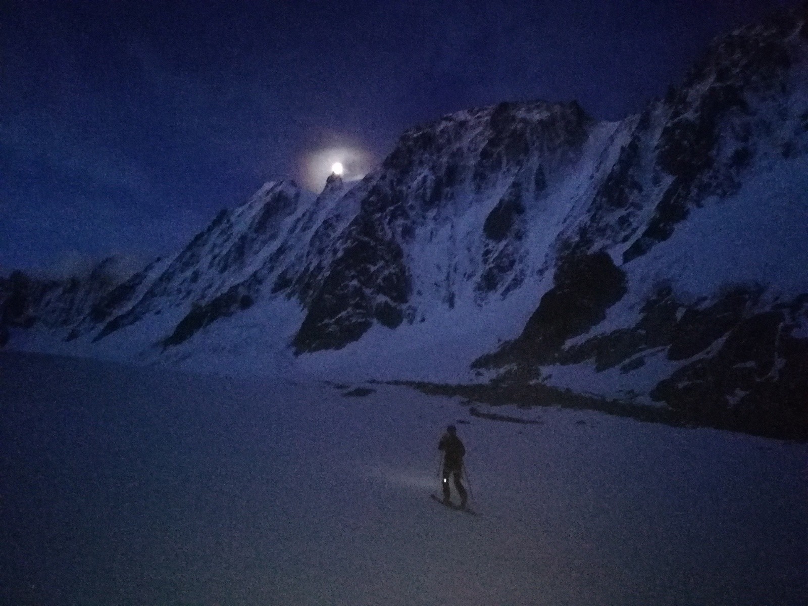 &nbsp;Coucher de lune dans l'entrée du bassin d'Argentière