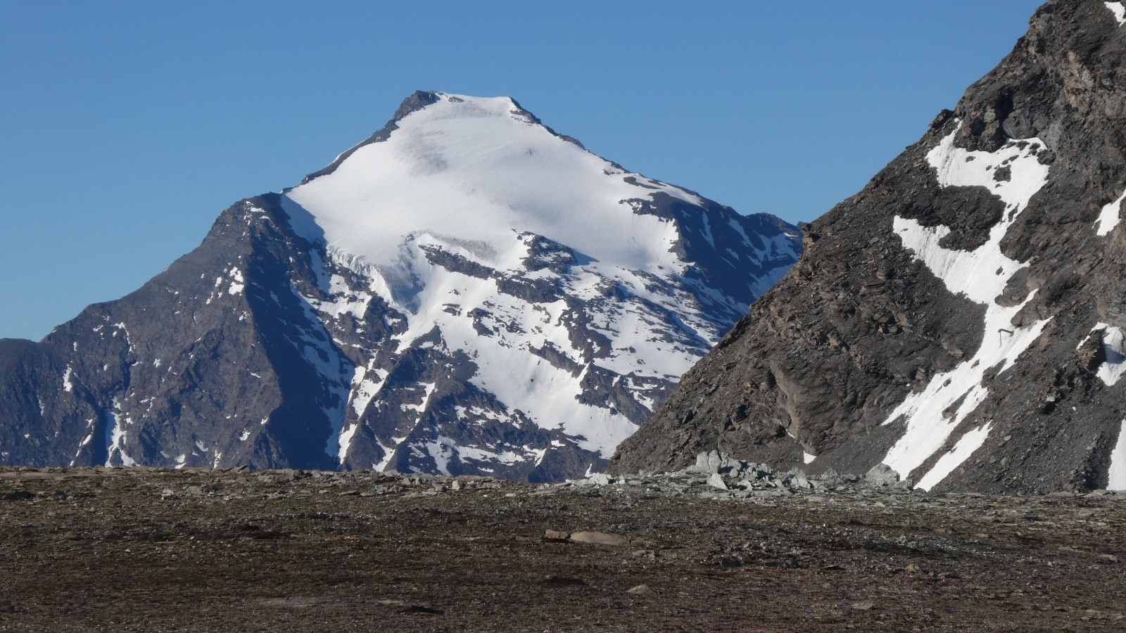 #20 j2 vue sur le Charbonnel depuis le Col des Roches j2 vue sur le Charbonnel depuis le Col des Roches