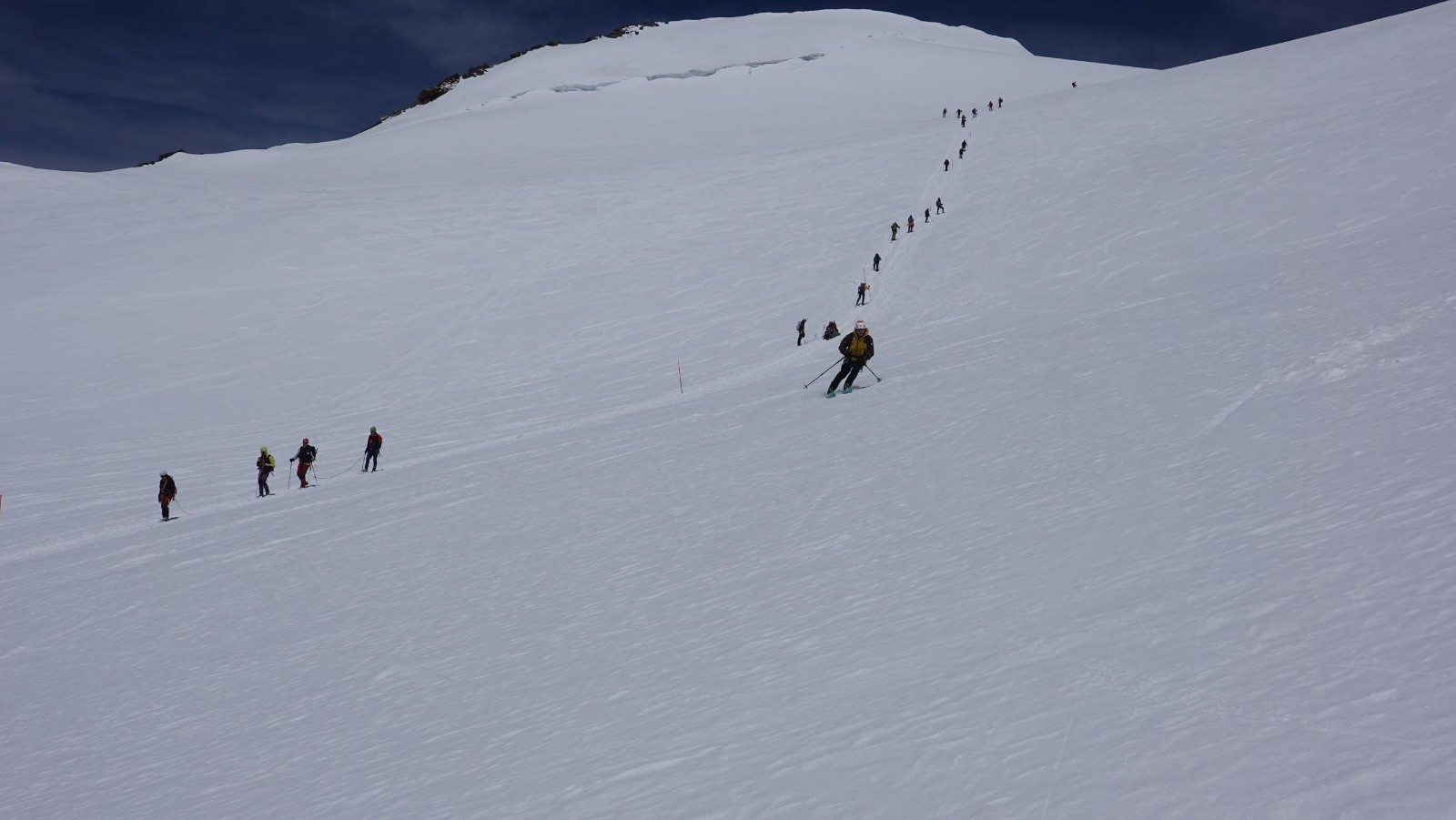 #37 Neige au top sur fond de cheminement des nombreux alpinistes Neige au top sur fond de cheminement des nombreux alpinistes