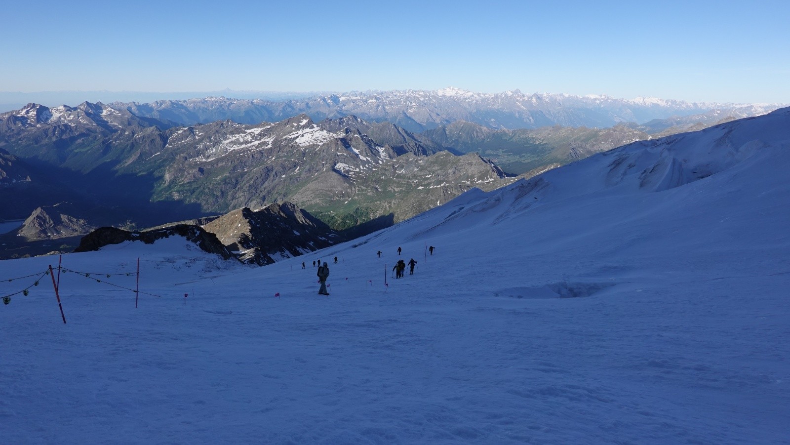 #19 Progression au vent sur fond de balisage du Monte-Rosa Sky Marathon Progression au vent sur fond de balisage du Monte-Rosa Sky Marathon