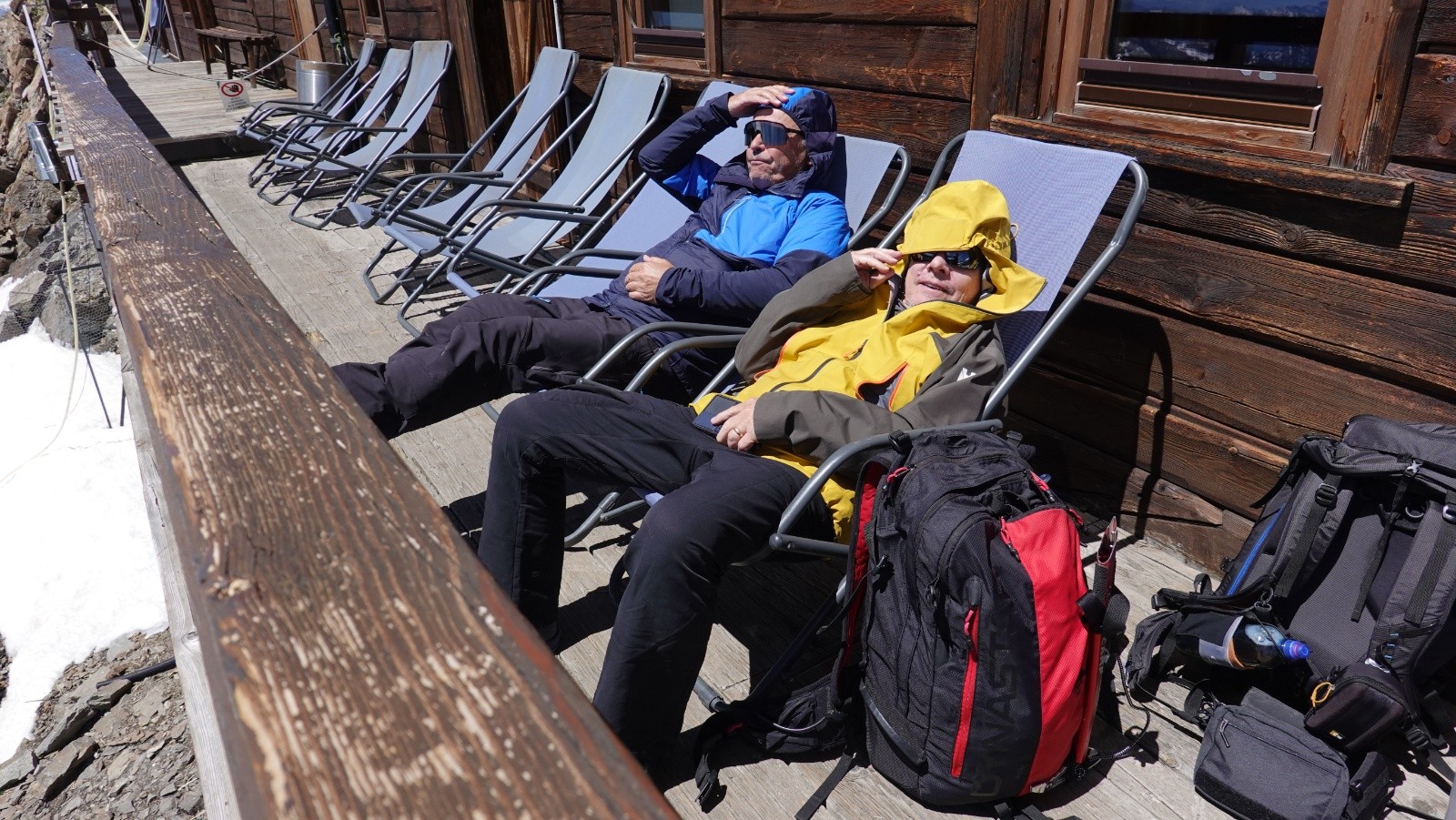 #11 Jean-Pierre et Jean en mode détente frisquette au Refuge Gnifetti😊 Jean-Pierre et Jean en mode détente frisquette au Refuge Gnifetti😊