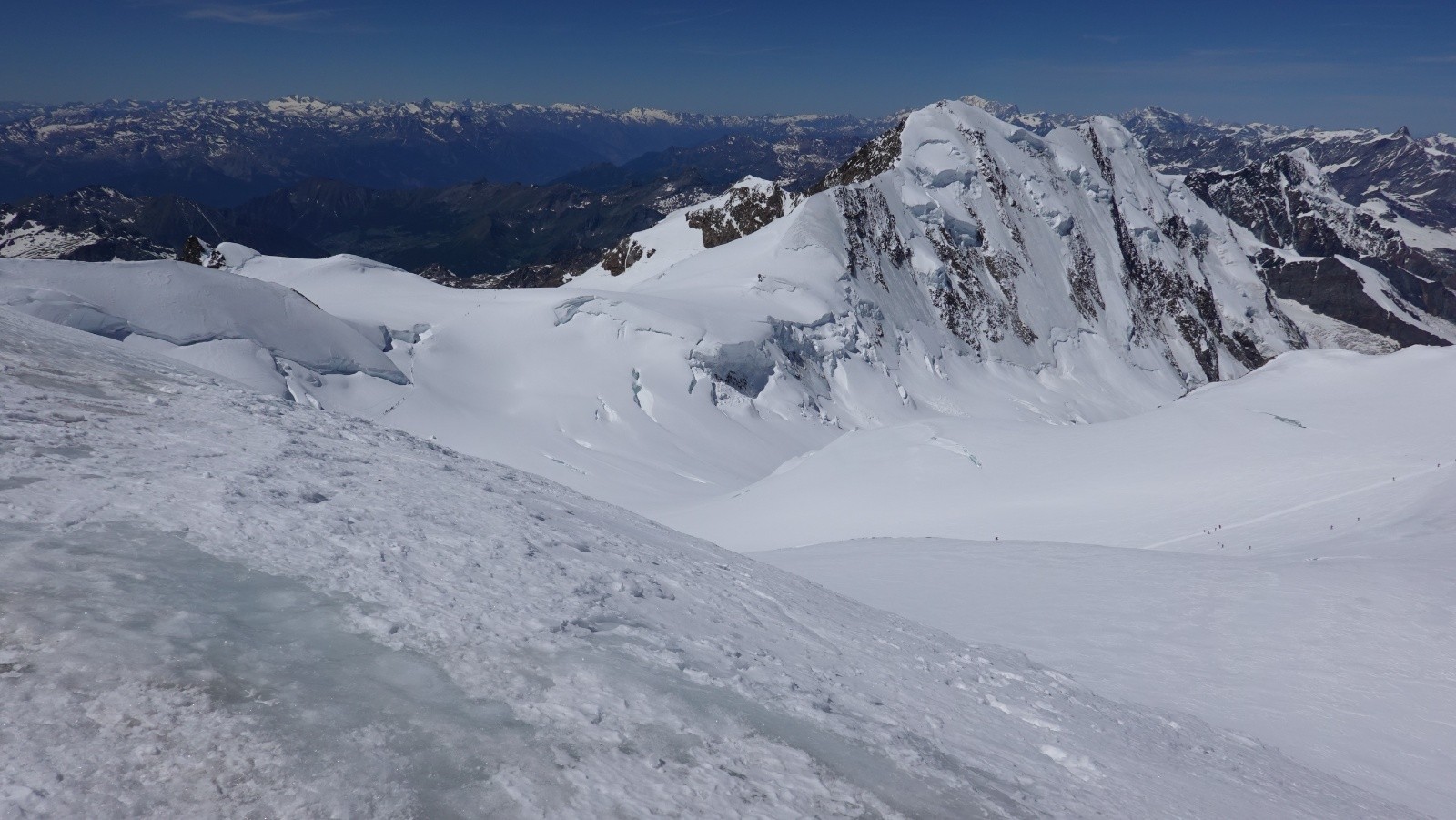 #33 Panorama sur le Lyskamm depuis le sommet déjà en partie en glace de la Punta Gnifetti Panorama sur le Lyskamm depuis le sommet déjà en partie en glace de la Punta Gnifetti