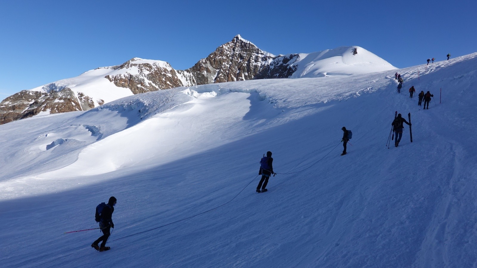 #21 Toujours beaucoup d Toujours beaucoup d'alpinistes avant d'arriver sur le plateau sous la Piramide Vincent