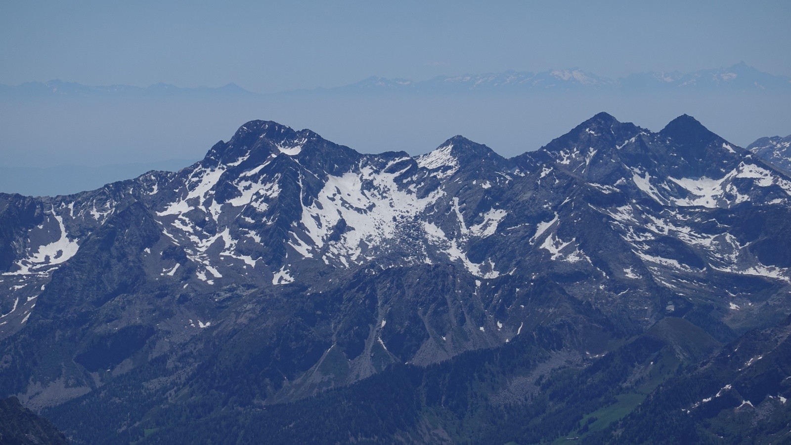 #8 Panorama au téléobjectif vers le Sud avec au fond le Mercantour et le Gelas Panorama au téléobjectif vers le Sud avec au fond le Mercantour et le Gelas