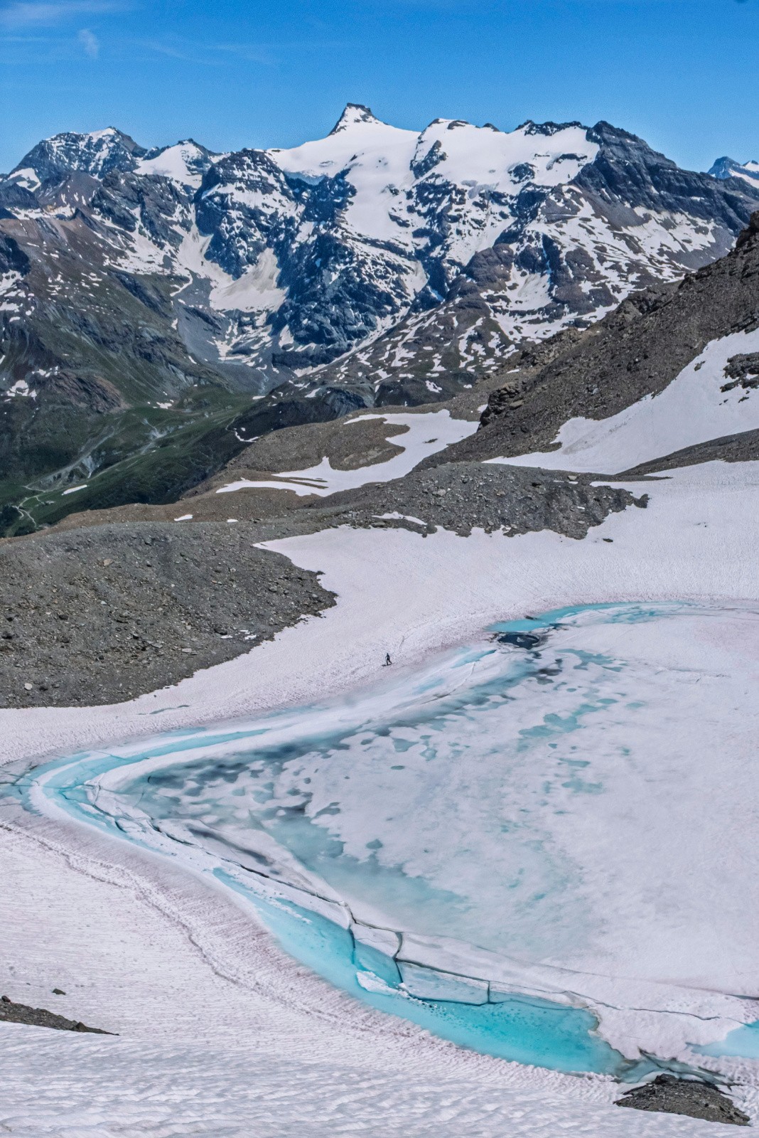 Lac du Grand fond et Laurence qui repart vers le pont de la neige
