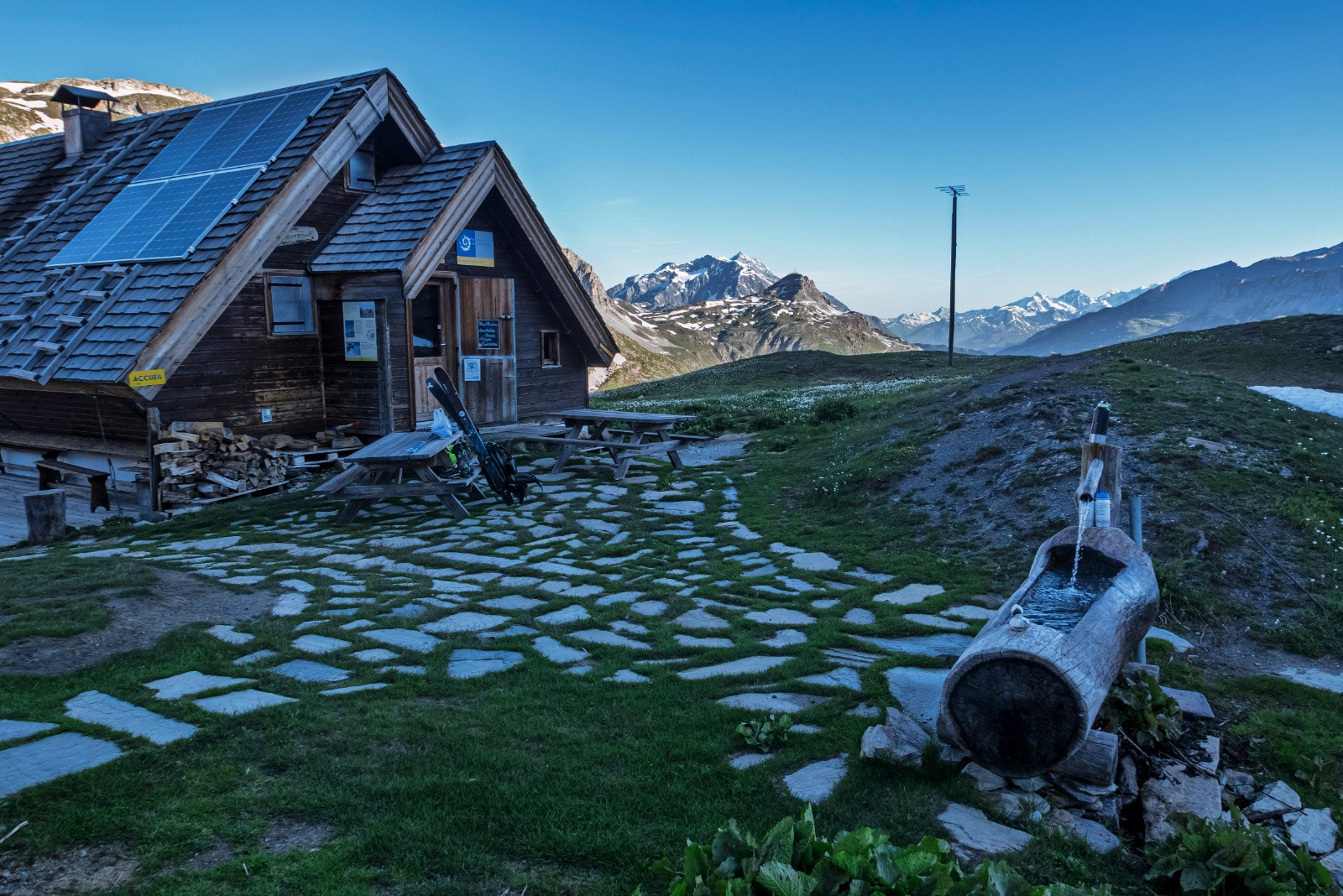 Pause fraîcheur au refuge (c'est à la mode) avec remplissage des gourdes