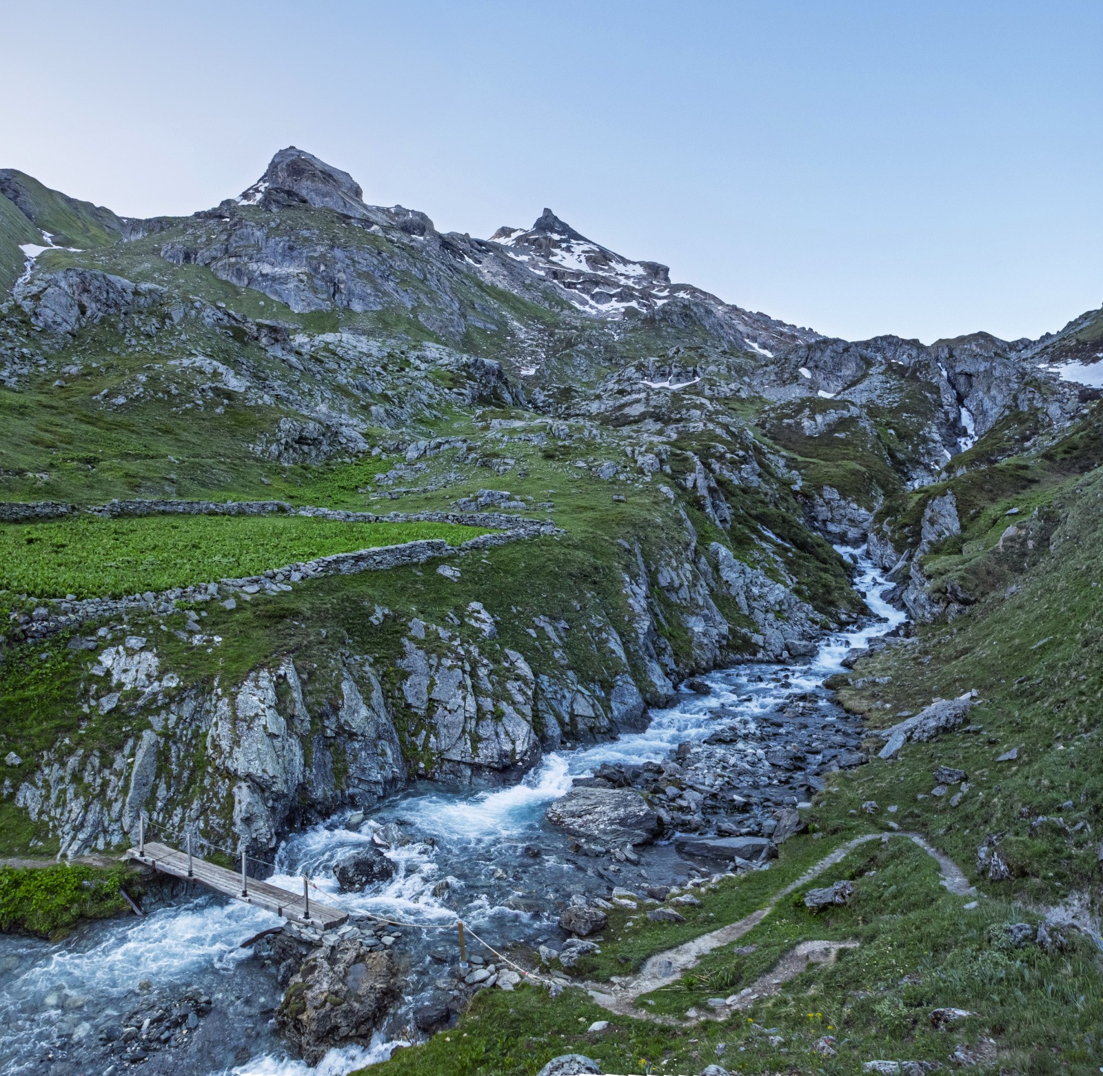Montée au refuge. Heureusement la passerelle est en place!