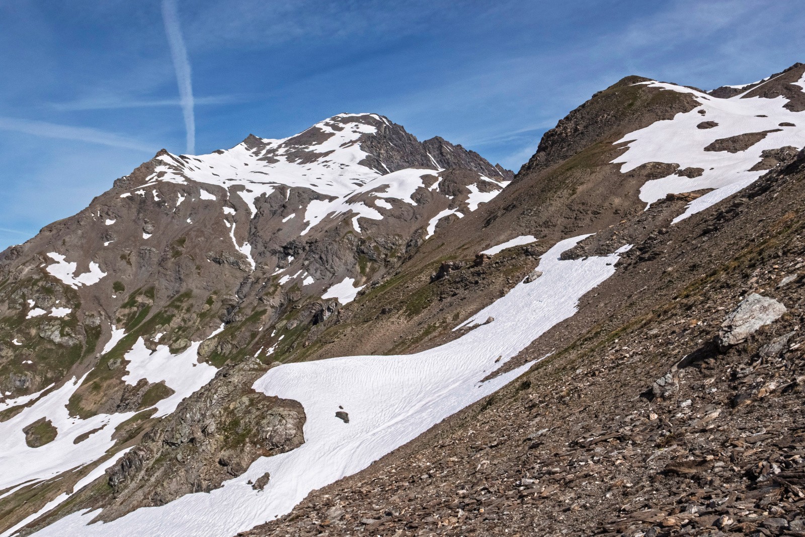 #5 Le crux du jour: il faut traverser en montant à pied pour rejoindre la neige basculer derrière pour atteindre la face finale. Le crux du jour: il faut traverser en montant à pied pour rejoindre la neige basculer derrière pour atteindre la face finale.