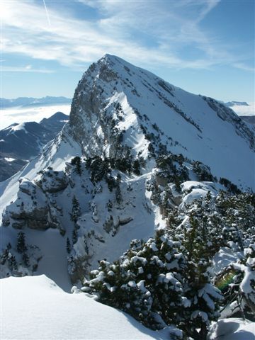 Colombier : Vue sur la Colombier (face nord à droite) et l'entrée du couloir est du roc de Poyer.