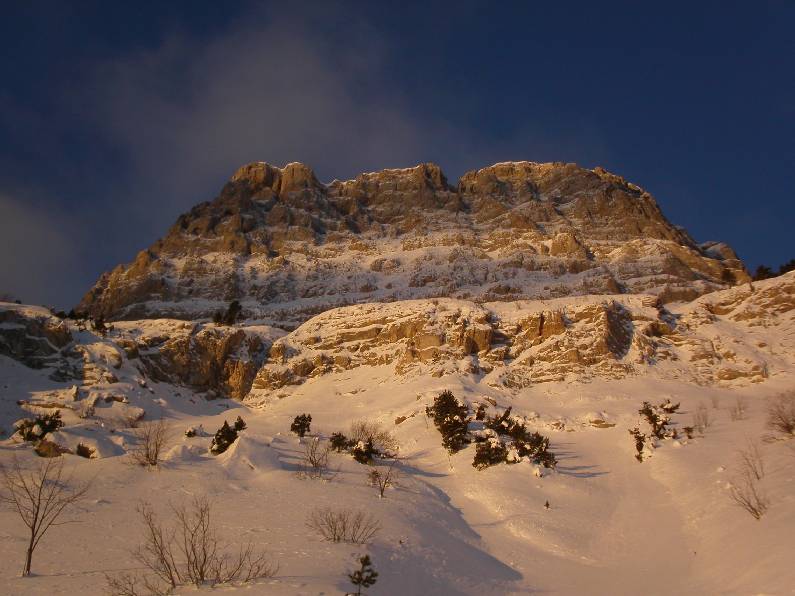 Levé de soleil : Le ravin des Farnaud est dominé par une belle falaise: c'est le sommet convoité