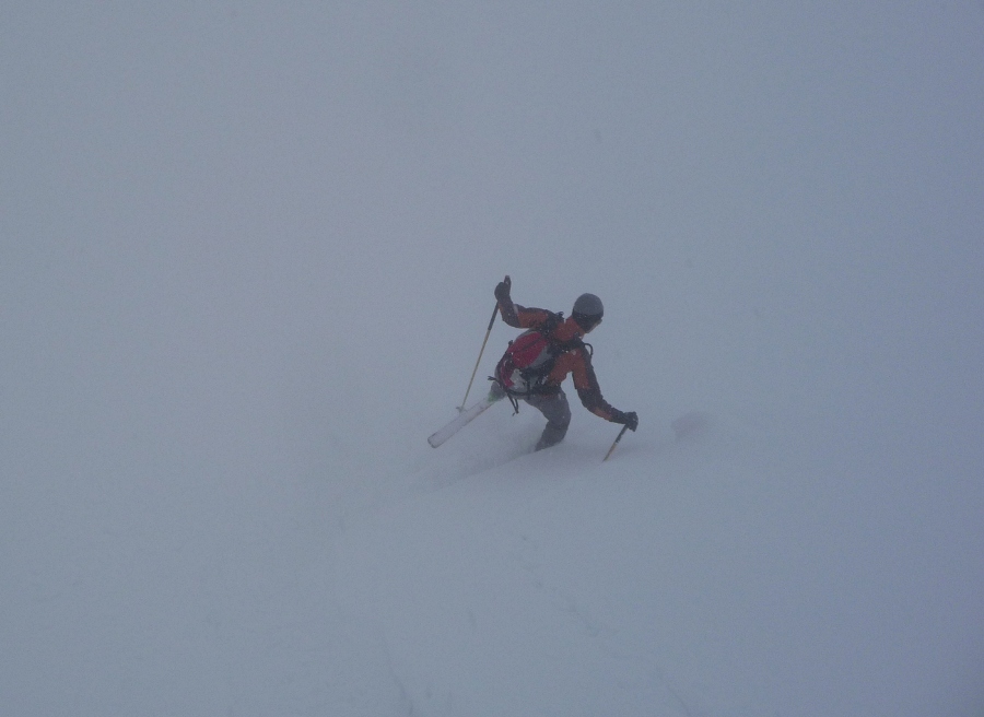 Descente chaotique : Un style approximatif même pour les meilleurs skieurs dans ces conditions!