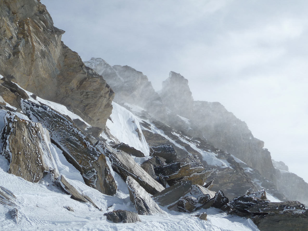 Tempête : La fin de l'ascension est rendue difficile par le vent tempétueux.