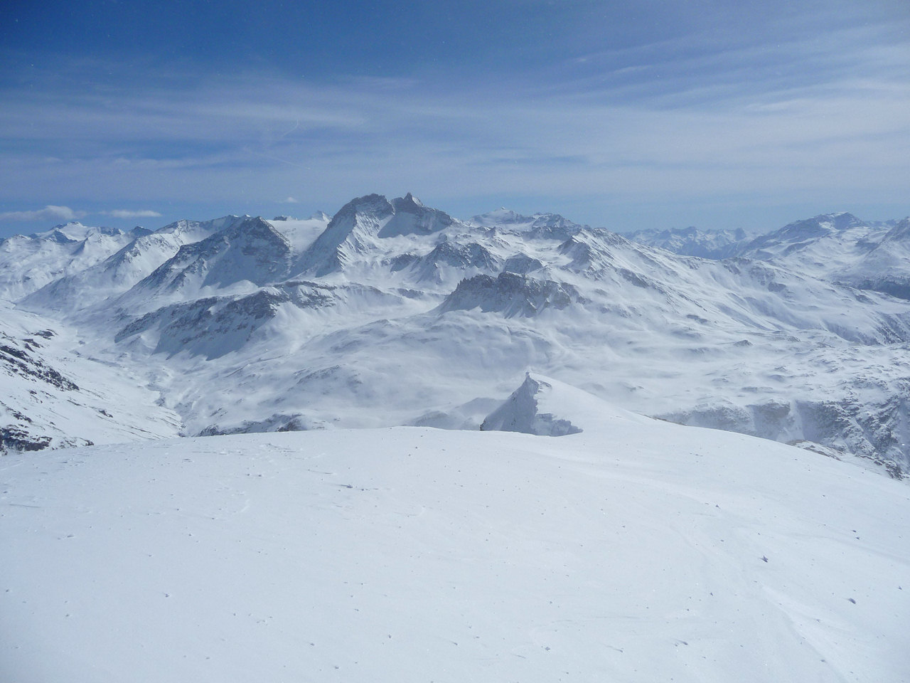 Du sommet : vue sur les montagnes de haute Maurienne.