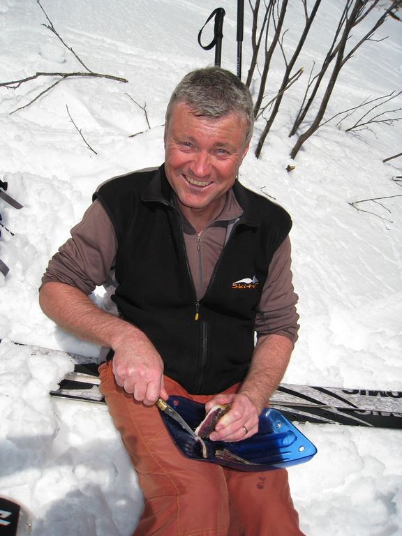 Recyclage materiel : quand le manteau est sain, le godet de pelle sert quand meme parfaitement pour couper le magret seché !!!