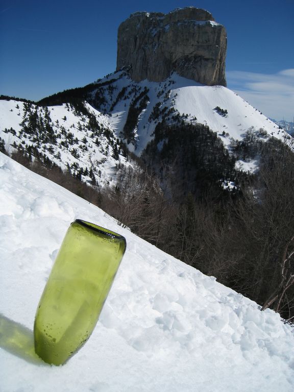 Mont Aiguille : un Niveaulogue au tapis. meme pas mal. y en a un autre...