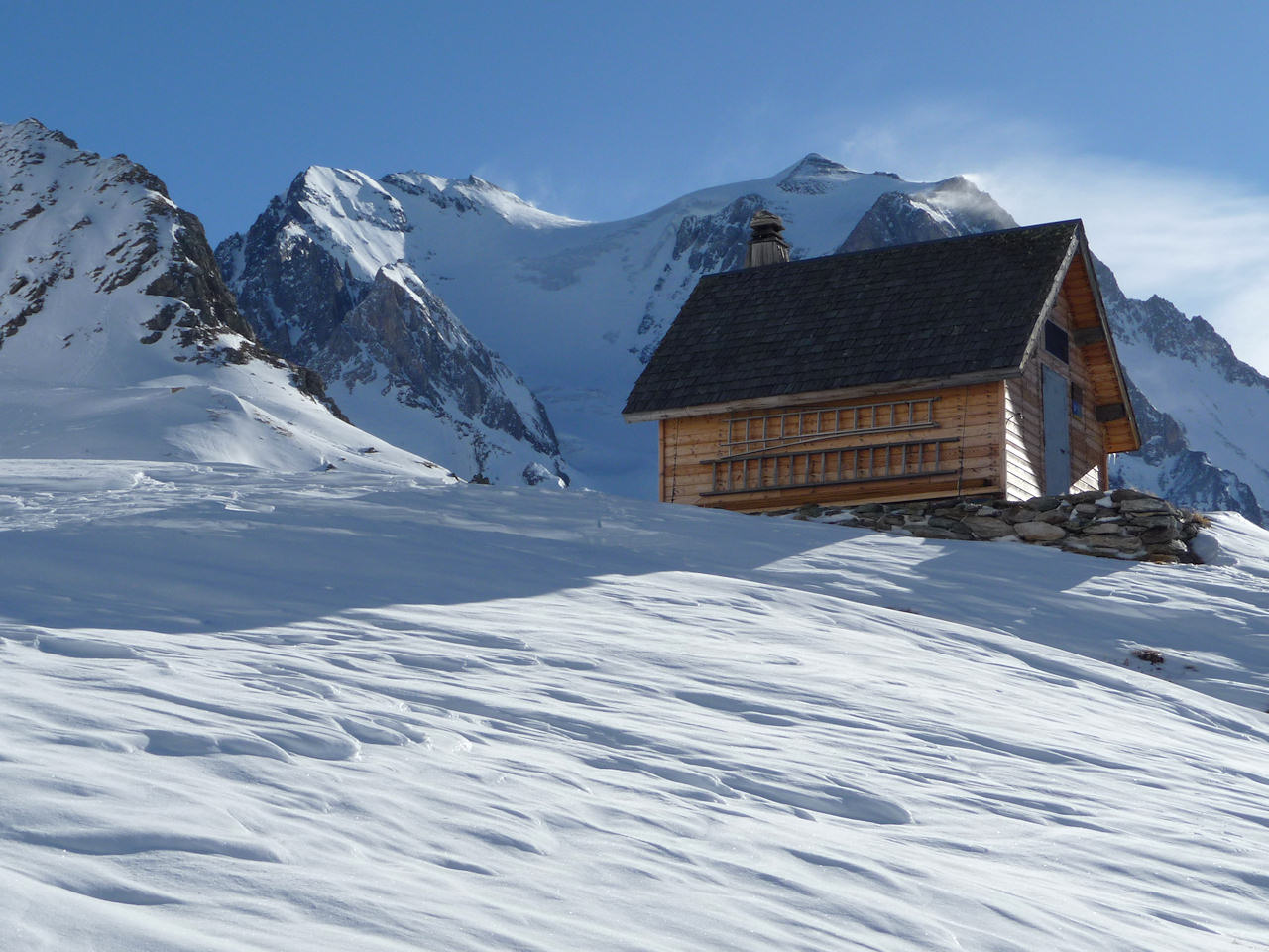 Sur fond de Grande Casse : Le chalet des gardes entièrement rénové.