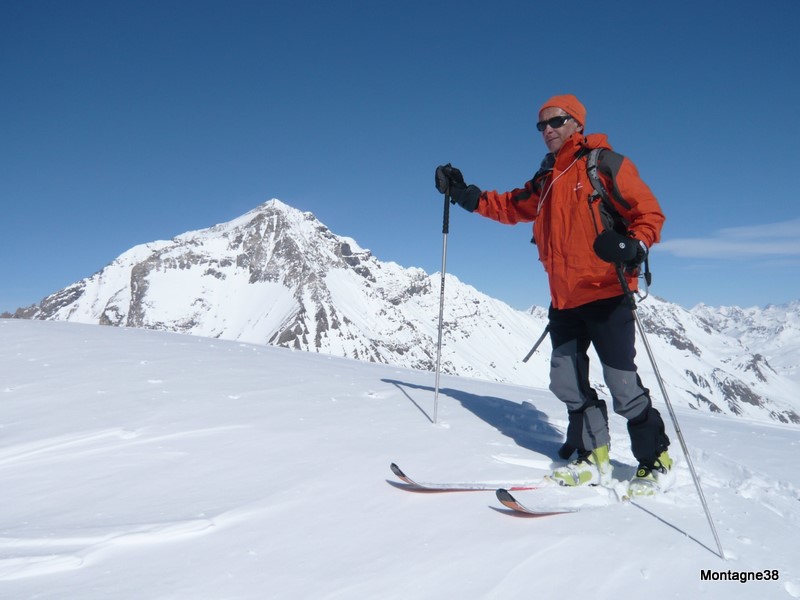 Au sommet : Sur fond de Grande Casse (face Sud)