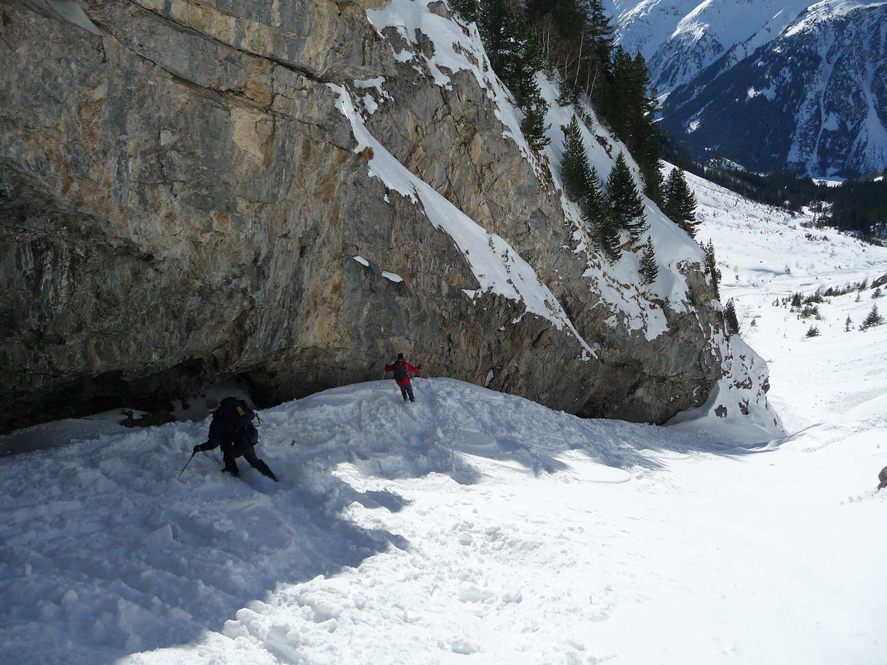Descente du goulet : Neige encore froide à l'ombre des rochers, mais soupe au soleil.