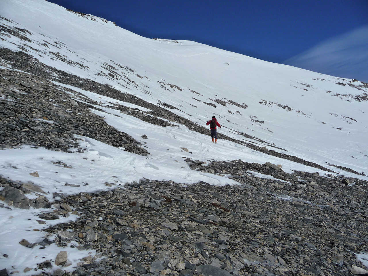 Au pieds de la pente sommitale : Il faut se frayer un chemin entre les cailloux
