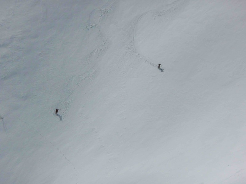 Face Sud du Puy Mary : La face sud est ppraticable et pratiquée par deux  skieurs qui se reconnaitrons sous la pointe noire.