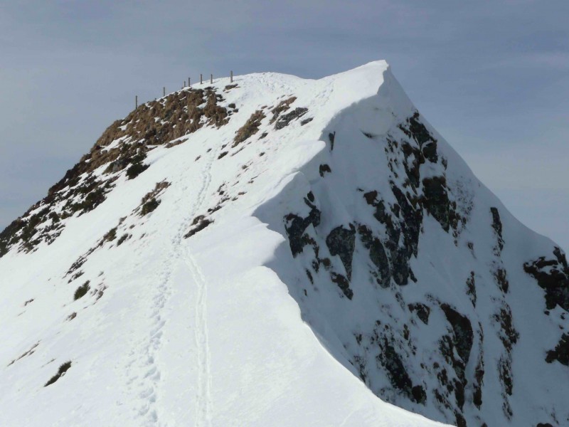 Puy Mary : Malgré les apparences, le sommet est bien enneigé.