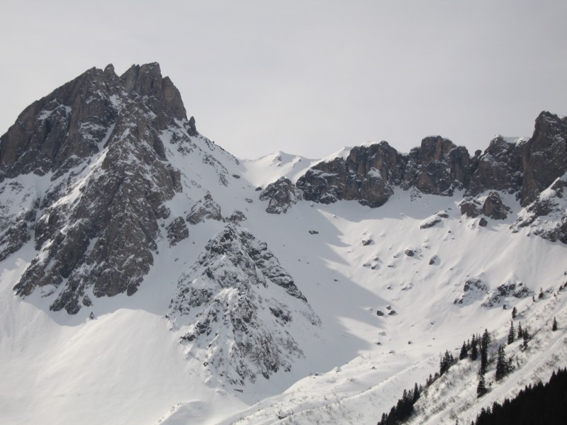 Tête nord des fours : 4 personnes montent aux chasseurs et un skieur sur la corniche au sommet a fait la traversée