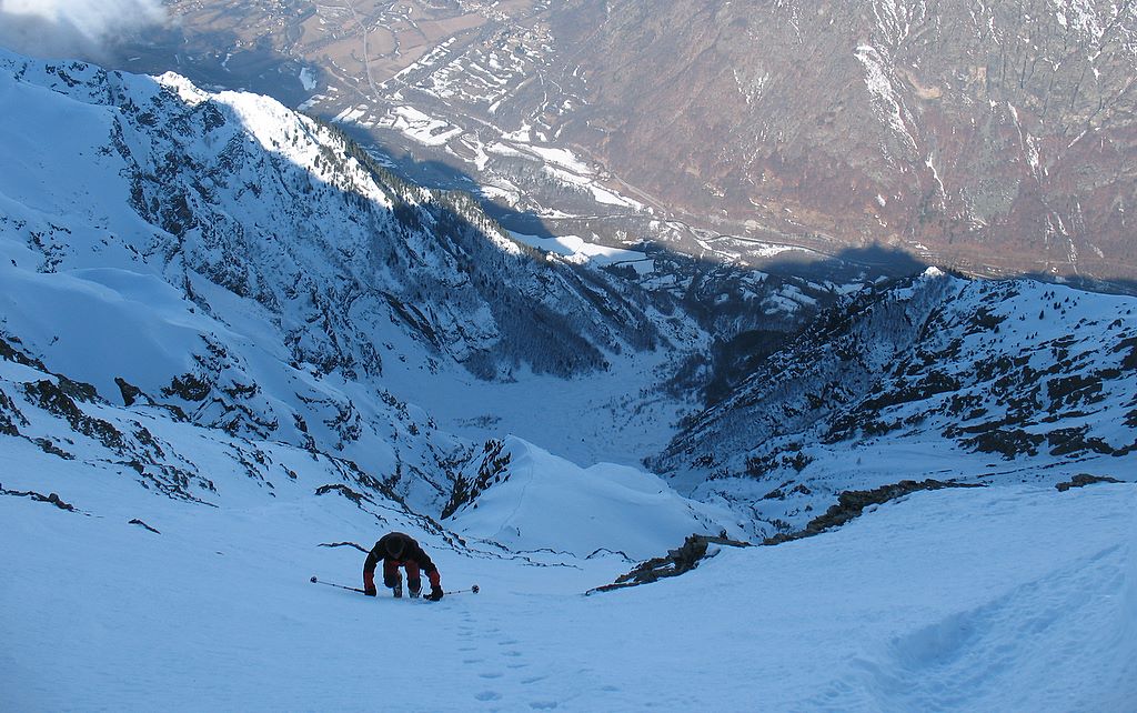 Versant W de l'arête N : La vallée de la Séveraisse, 1800m plus bas.