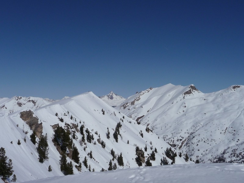 Vue sur le Nord : Pointe de Rasis et le Grand Rochebrune