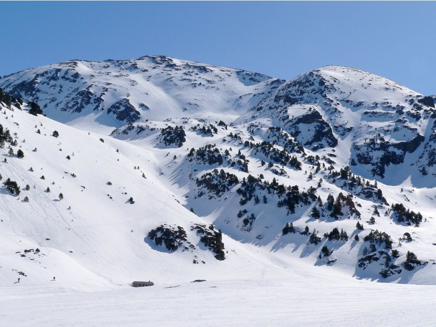 Pic de la Cabaneta : au pied des pentes de la Cabaneta :  le refuge et le plettes de Siscaro et la combe de montée .