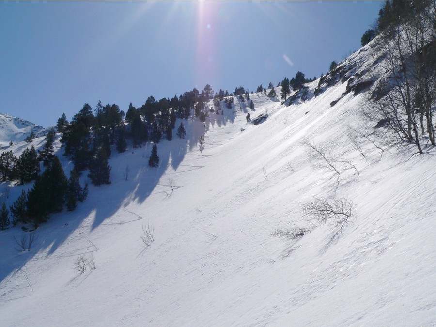 Pic de la Cabaneta : Jonction avec le premier couloir, le plus à l'W et le moins fréquenté, d'accès aux Plettes de Siscaro .