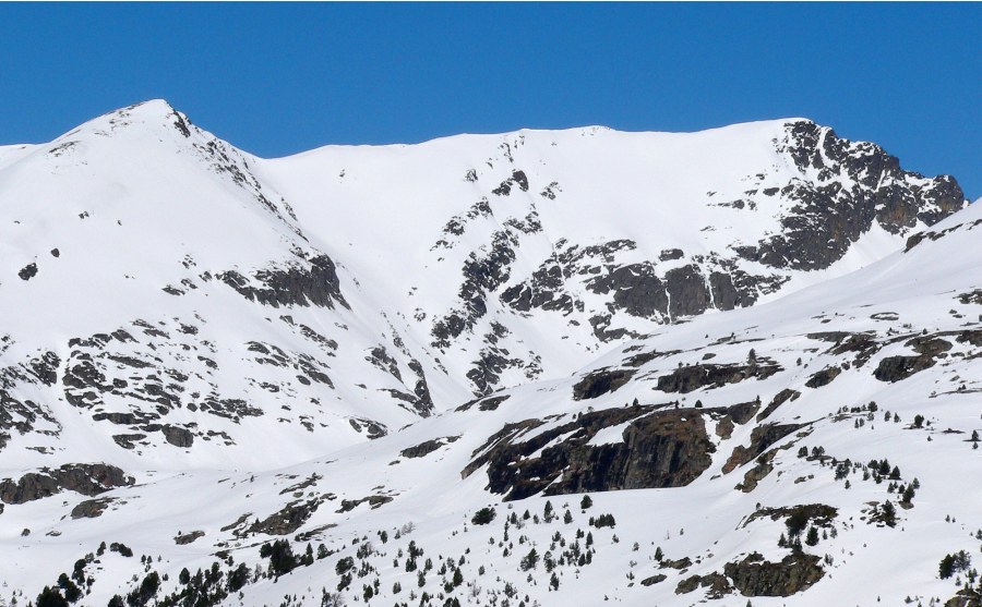 Pic d'Anrodat : avec un bel enneigement, mais il faut être matinal .