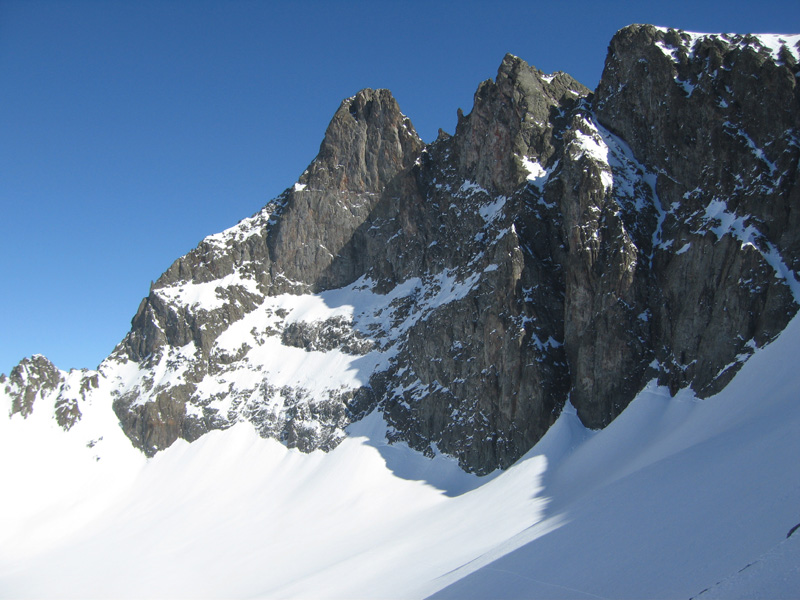 Les trois Pics de Belledonne : La Croix à droite. Le col de la Balmette et juste à gauche du Grand Pic (10m à pied et une excellente descente)
