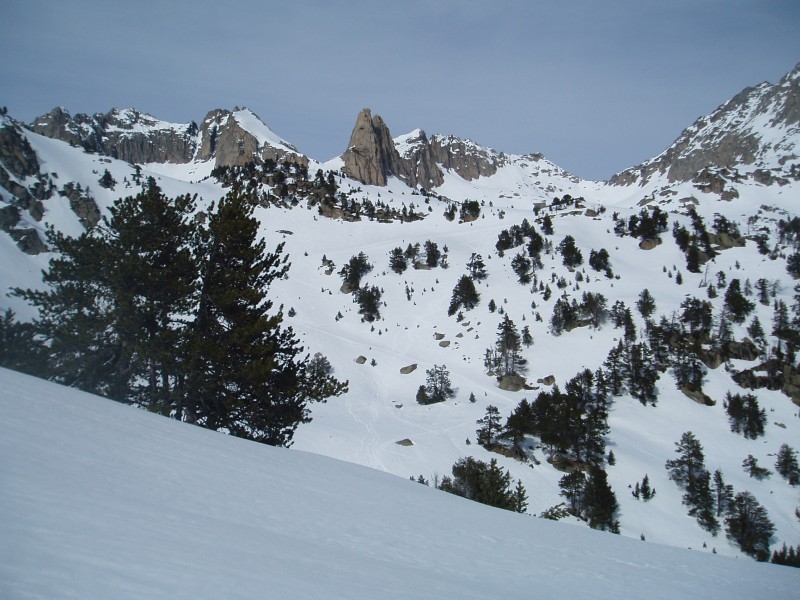 Aiguilles d'Amitges : avec le refuge sur la croupe au premier plan