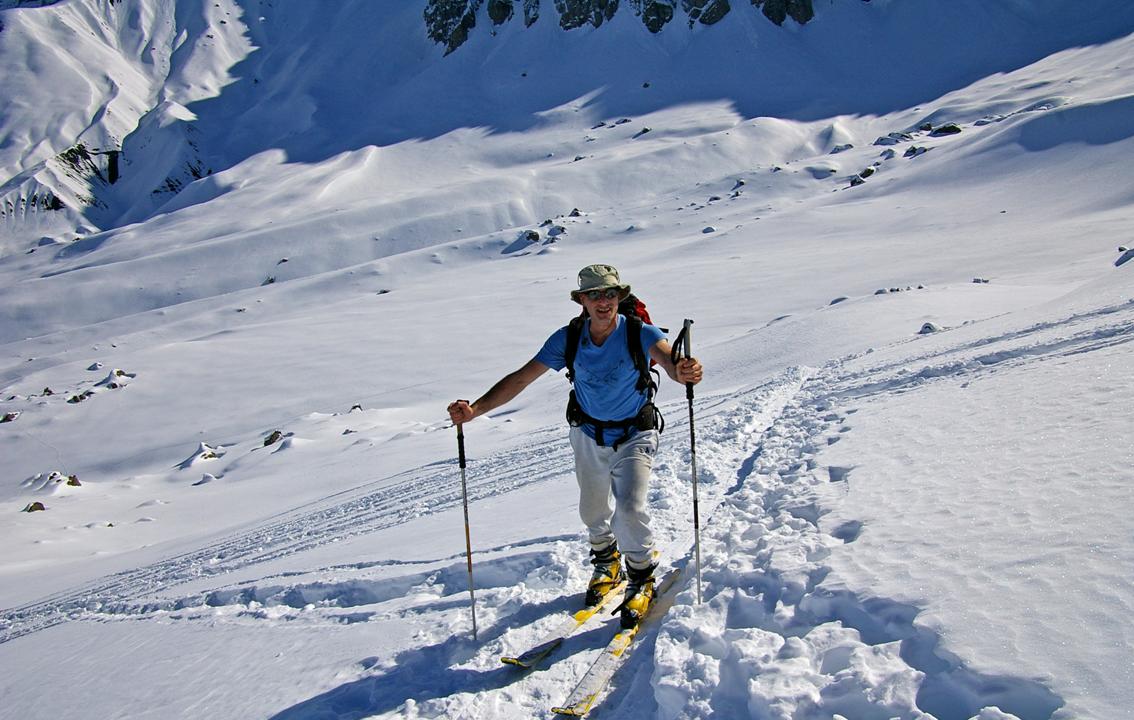 Trace de raquetistes : Picar apprend la conversion amont... et pour moi je renonce à tracer à skis dans une neige profonde, qui ne porte pas encore. On se rabat sur la trace des raquétistes.