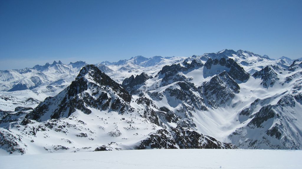 Panorama : la vue est superbe. au fond, quelques grands des Ecrins