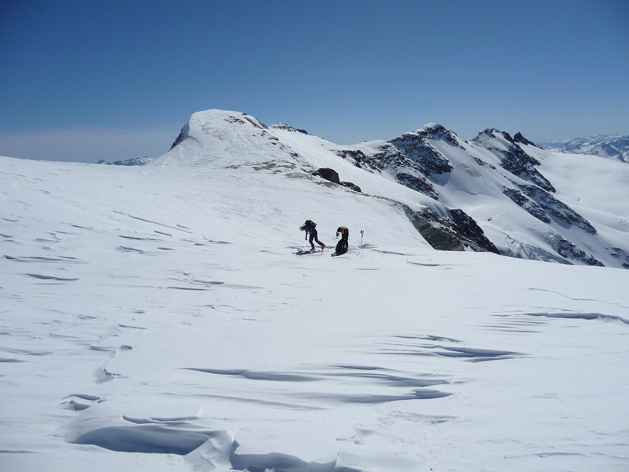Sur la calotte glaciaire : Nous rechaussons les skis avant de poursuivre vers le sommet