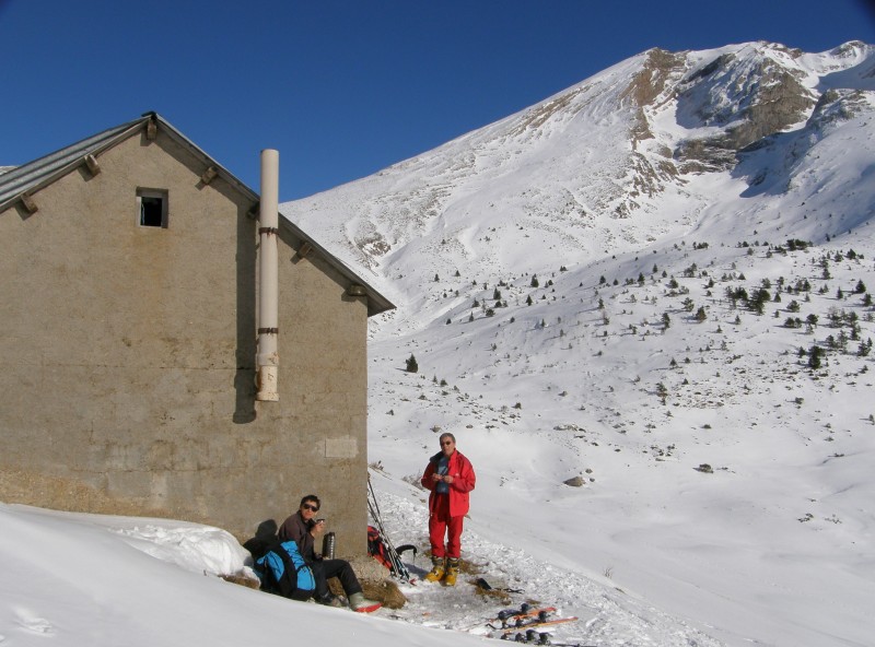 La cabane et le sommet : La cabane peut constituer un refuge en cas de mauvais...
La face wnw est bien visible avc la petite barre sous laquelle on peut skier et les grosses dont il ne faut pas trop s'approcher...