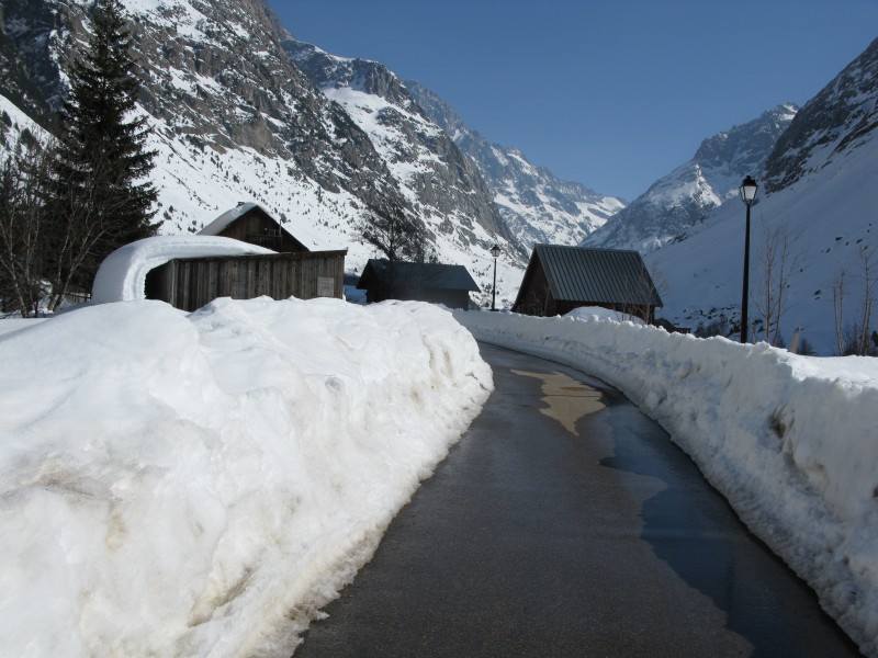 La Bérarde : Remarquez la neige qui a glissé du toit