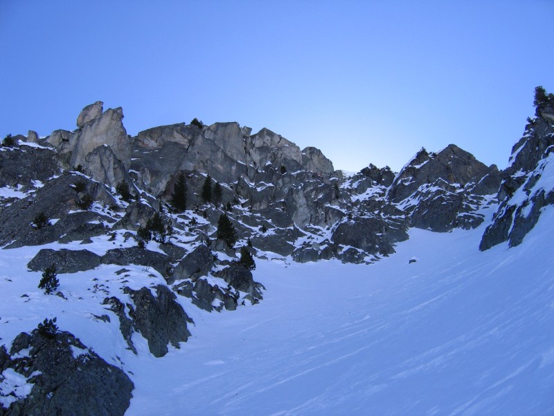 Rochers du clocher des Pères : Sous le sommet, ça se redresse ... un peu