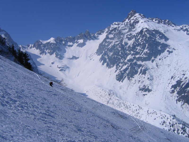 Désert blanc : Philippe perdu dans ce désert blanc, devant les rochers de la Barme et le Pic du Frêne.
