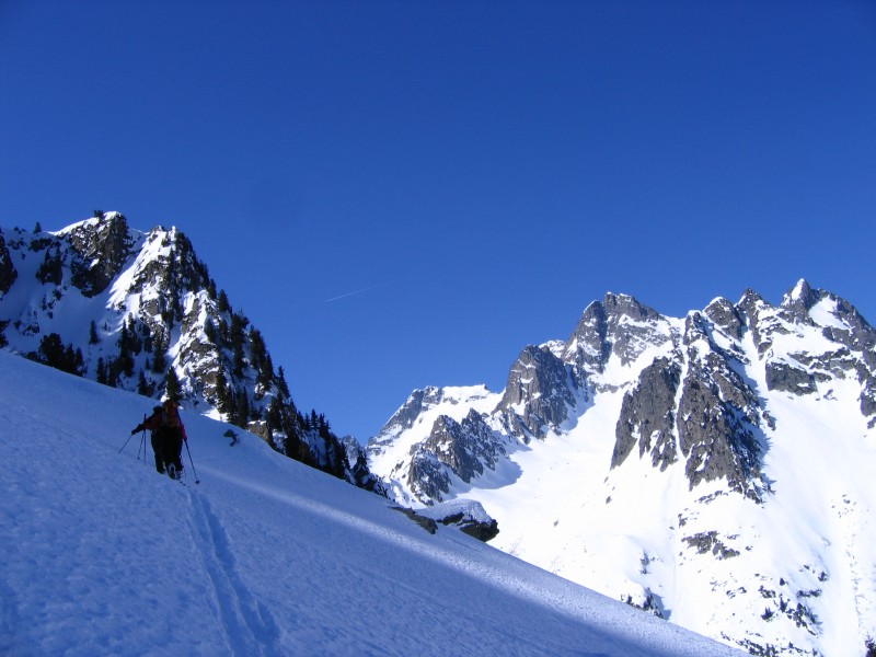 Vallon suspendu : Contraste Nord/Sud sous l'oeïl du Pic du Frêne