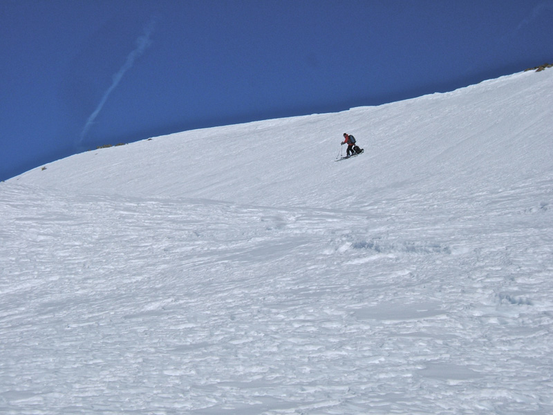 Montagne de l'Avalanche : Gilbert dans la pente sommitale me descend le sac étant donné que j'étais allé repérer le passage.