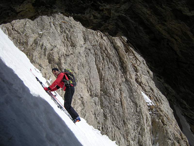 Le Trou : Mission récupérer le ski qui s'est fait la malle... (Photo de Vincent)