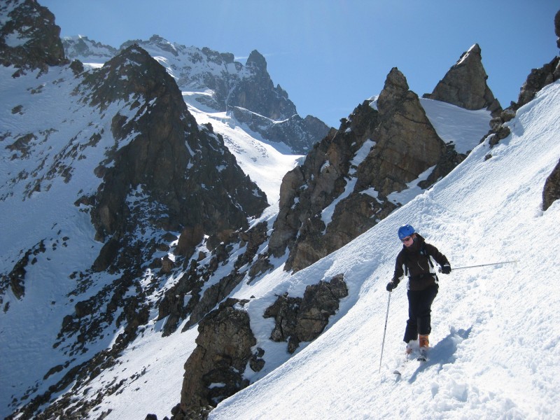 ski devant le sommet Meige : au travers du petit col, neige dure