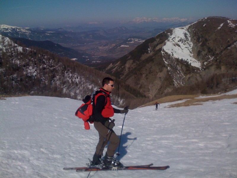 Montée : Stéphane dans la montée, les adrets sont déjà déneigés, au fond vue sur Seyne